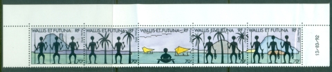 Wallis-Futuna-1992-Natives-strip-folded-MUH