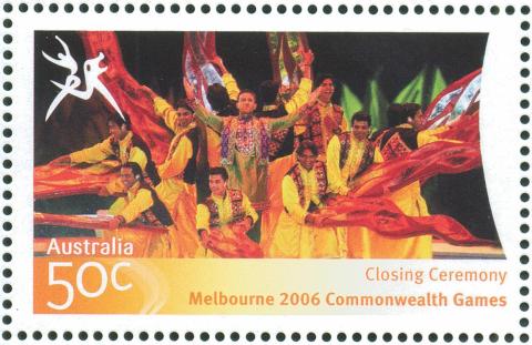 Australia-2006-Commonwealth-Games-Closing-Ceremony-26-March-2006-50-cent-Multi-P14-60-x-13-86-Central-tableau-with-singer-surrounded-by-men-in-yellow-with-red-banners-SG